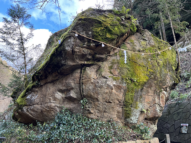 駒岩 (こまいわ)の彫刻